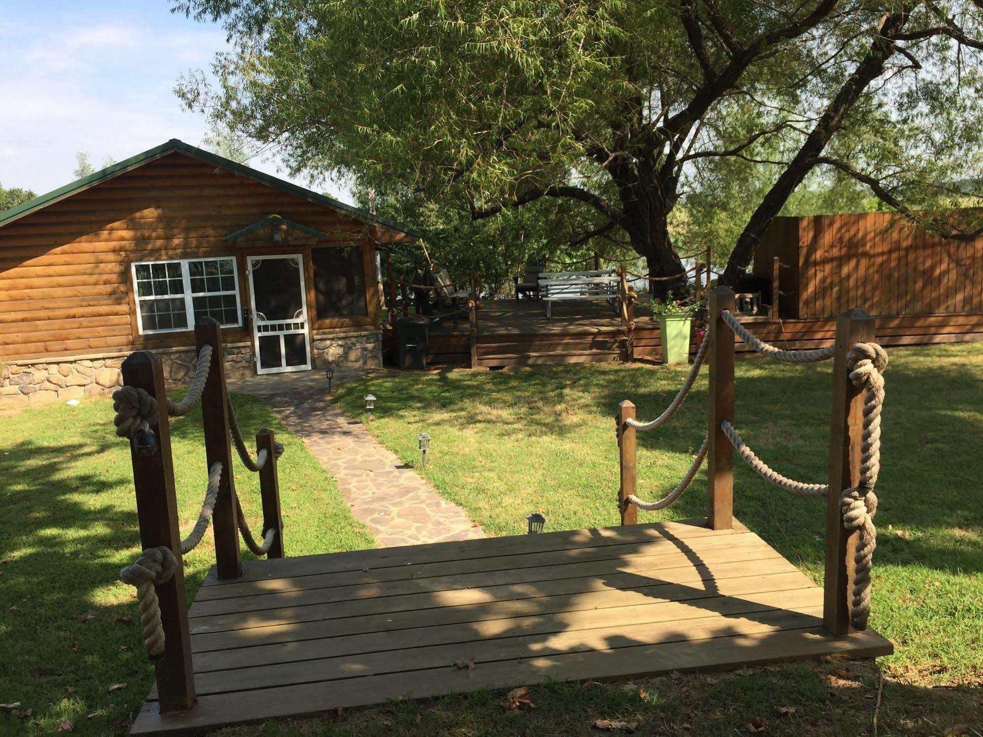 Whip Or Wheel Cabins Holdenville Exterior photo